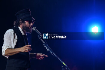 2024-07-17 - Vinicio Capossela during the Altri Tasti Tour at Teatro Antico di Ostia Antica on July 17, 2024 in Rome, Italy. - VINICIO CAPOSSELA - TASTI ANTICHI DE REDITU SUO. IL RITORNO - CONCERTS - ITALIAN SINGER AND ARTIST