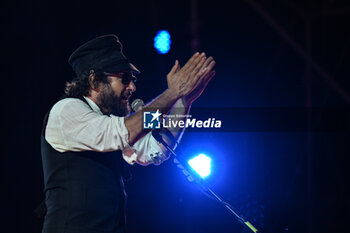 2024-07-17 - Vinicio Capossela during the Altri Tasti Tour at Teatro Antico di Ostia Antica on July 17, 2024 in Rome, Italy. - VINICIO CAPOSSELA - TASTI ANTICHI DE REDITU SUO. IL RITORNO - CONCERTS - ITALIAN SINGER AND ARTIST