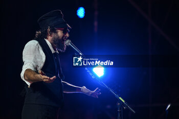 2024-07-17 - Vinicio Capossela during the Altri Tasti Tour at Teatro Antico di Ostia Antica on July 17, 2024 in Rome, Italy. - VINICIO CAPOSSELA - TASTI ANTICHI DE REDITU SUO. IL RITORNO - CONCERTS - ITALIAN SINGER AND ARTIST