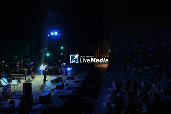 2024-07-17 - Vinicio Capossela during the Altri Tasti Tour at Teatro Antico di Ostia Antica on July 17, 2024 in Rome, Italy. - VINICIO CAPOSSELA - TASTI ANTICHI DE REDITU SUO. IL RITORNO - CONCERTS - ITALIAN SINGER AND ARTIST