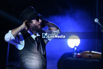 2024-07-17 - Vinicio Capossela during the Altri Tasti Tour at Teatro Antico di Ostia Antica on July 17, 2024 in Rome, Italy. - VINICIO CAPOSSELA - TASTI ANTICHI DE REDITU SUO. IL RITORNO - CONCERTS - ITALIAN SINGER AND ARTIST