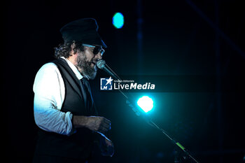 2024-07-17 - Vinicio Capossela during the Altri Tasti Tour at Teatro Antico di Ostia Antica on July 17, 2024 in Rome, Italy. - VINICIO CAPOSSELA - TASTI ANTICHI DE REDITU SUO. IL RITORNO - CONCERTS - ITALIAN SINGER AND ARTIST