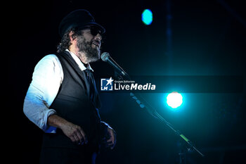 2024-07-17 - Vinicio Capossela during the Altri Tasti Tour at Teatro Antico di Ostia Antica on July 17, 2024 in Rome, Italy. - VINICIO CAPOSSELA - TASTI ANTICHI DE REDITU SUO. IL RITORNO - CONCERTS - ITALIAN SINGER AND ARTIST