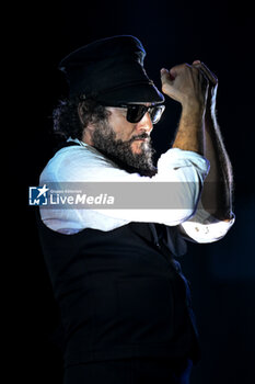 2024-07-17 - Vinicio Capossela during the Altri Tasti Tour at Teatro Antico di Ostia Antica on July 17, 2024 in Rome, Italy. - VINICIO CAPOSSELA - TASTI ANTICHI DE REDITU SUO. IL RITORNO - CONCERTS - ITALIAN SINGER AND ARTIST