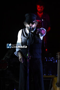 2024-07-17 - Vinicio Capossela during the Altri Tasti Tour at Teatro Antico di Ostia Antica on July 17, 2024 in Rome, Italy. - VINICIO CAPOSSELA - TASTI ANTICHI DE REDITU SUO. IL RITORNO - CONCERTS - ITALIAN SINGER AND ARTIST