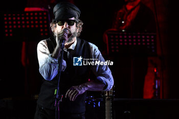 2024-07-17 - Vinicio Capossela during the Altri Tasti Tour at Teatro Antico di Ostia Antica on July 17, 2024 in Rome, Italy. - VINICIO CAPOSSELA - TASTI ANTICHI DE REDITU SUO. IL RITORNO - CONCERTS - ITALIAN SINGER AND ARTIST