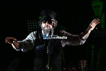 2024-07-17 - Vinicio Capossela during the Altri Tasti Tour at Teatro Antico di Ostia Antica on July 17, 2024 in Rome, Italy. - VINICIO CAPOSSELA - TASTI ANTICHI DE REDITU SUO. IL RITORNO - CONCERTS - ITALIAN SINGER AND ARTIST