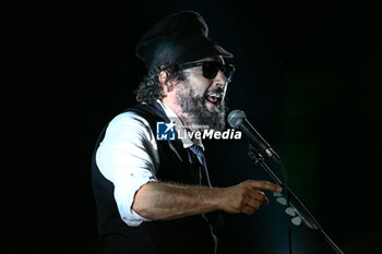 2024-07-17 - Vinicio Capossela during the Altri Tasti Tour at Teatro Antico di Ostia Antica on July 17, 2024 in Rome, Italy. - VINICIO CAPOSSELA - TASTI ANTICHI DE REDITU SUO. IL RITORNO - CONCERTS - ITALIAN SINGER AND ARTIST