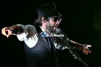 2024-07-17 - Vinicio Capossela during the Altri Tasti Tour at Teatro Antico di Ostia Antica on July 17, 2024 in Rome, Italy. - VINICIO CAPOSSELA - TASTI ANTICHI DE REDITU SUO. IL RITORNO - CONCERTS - ITALIAN SINGER AND ARTIST