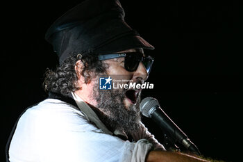 2024-07-17 - Vinicio Capossela during the Altri Tasti Tour at Teatro Antico di Ostia Antica on July 17, 2024 in Rome, Italy. - VINICIO CAPOSSELA - TASTI ANTICHI DE REDITU SUO. IL RITORNO - CONCERTS - ITALIAN SINGER AND ARTIST