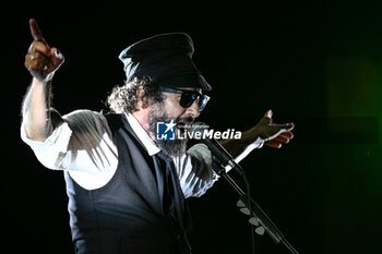 2024-07-17 - Vinicio Capossela during the Altri Tasti Tour at Teatro Antico di Ostia Antica on July 17, 2024 in Rome, Italy. - VINICIO CAPOSSELA - TASTI ANTICHI DE REDITU SUO. IL RITORNO - CONCERTS - ITALIAN SINGER AND ARTIST