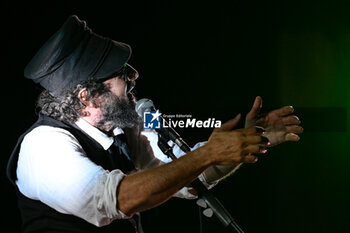 2024-07-17 - Vinicio Capossela during the Altri Tasti Tour at Teatro Antico di Ostia Antica on July 17, 2024 in Rome, Italy. - VINICIO CAPOSSELA - TASTI ANTICHI DE REDITU SUO. IL RITORNO - CONCERTS - ITALIAN SINGER AND ARTIST