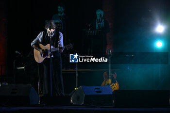 2024-07-17 - Vinicio Capossela during the Altri Tasti Tour at Teatro Antico di Ostia Antica on July 17, 2024 in Rome, Italy. - VINICIO CAPOSSELA - TASTI ANTICHI DE REDITU SUO. IL RITORNO - CONCERTS - ITALIAN SINGER AND ARTIST