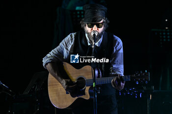 2024-07-17 - Vinicio Capossela during the Altri Tasti Tour at Teatro Antico di Ostia Antica on July 17, 2024 in Rome, Italy. - VINICIO CAPOSSELA - TASTI ANTICHI DE REDITU SUO. IL RITORNO - CONCERTS - ITALIAN SINGER AND ARTIST