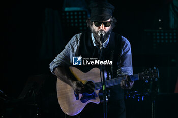 2024-07-17 - Vinicio Capossela during the Altri Tasti Tour at Teatro Antico di Ostia Antica on July 17, 2024 in Rome, Italy. - VINICIO CAPOSSELA - TASTI ANTICHI DE REDITU SUO. IL RITORNO - CONCERTS - ITALIAN SINGER AND ARTIST