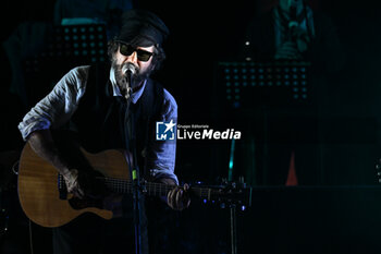 2024-07-17 - Vinicio Capossela during the Altri Tasti Tour at Teatro Antico di Ostia Antica on July 17, 2024 in Rome, Italy. - VINICIO CAPOSSELA - TASTI ANTICHI DE REDITU SUO. IL RITORNO - CONCERTS - ITALIAN SINGER AND ARTIST