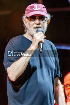 2024-07-22 - Francesco De Gregori on stage portrait - FRANCESCO DE GREGORI DAL VIVO 2024 - CONCERTS - ITALIAN SINGER AND ARTIST