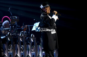 2024-10-12 - Italian singer Renato Zero on stage during his “Autoritatto” 2024 tour at Unipol Arena, Casalecchio (Bologna), Italy, October 12, 2024. Photo: Michele Nucci - RENATO ZERO IN 