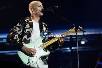 2024-10-18 - Italian singer Alex Britti during his 2024 Live Tour at the Palazzo dello Sport in Rome 10.18.2024 - ALEX BRITTI LIVE 2024 - CONCERTS - ITALIAN SINGER AND ARTIST