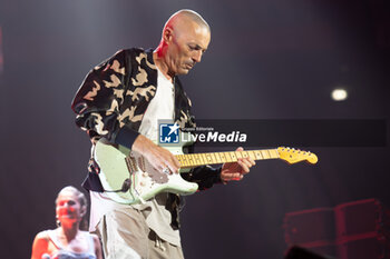 2024-10-18 - Italian singer Alex Britti during his 2024 Live Tour at the Palazzo dello Sport in Rome 10.18.2024 - ALEX BRITTI LIVE 2024 - CONCERTS - ITALIAN SINGER AND ARTIST