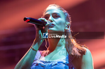 2024-10-18 - Francesca Carbonelli during Alex Britti 2024 Live Tour at the Palazzo dello Sport in Rome 10.18.2024 - ALEX BRITTI LIVE 2024 - CONCERTS - ITALIAN SINGER AND ARTIST