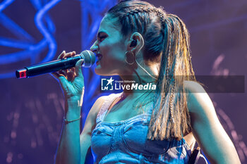 2024-10-18 - Francesca Carbonelli during Alex Britti 2024 Live Tour at the Palazzo dello Sport in Rome 10.18.2024 - ALEX BRITTI LIVE 2024 - CONCERTS - ITALIAN SINGER AND ARTIST