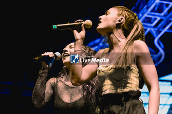 2024-10-18 - Laura Alvear and Francesca Carbonelli during Alex Britti 2024 Live Tour at the Palazzo dello Sport in Rome 10.18.2024 - ALEX BRITTI LIVE 2024 - CONCERTS - ITALIAN SINGER AND ARTIST