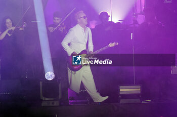 2024-10-19 - Italian singer Umberto Tozzi on stage during his “L’Ultima notte rosa, the final tour” at Unipol Arena, Casalecchio (Bo), Italy, October 19, 2024 - photo Michele Nucci - UMBERTO TOZZI 