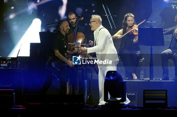 2024-10-19 - Italian singer Umberto Tozzi on stage during his “L’Ultima notte rosa, the final tour” at Unipol Arena, Casalecchio (Bo), Italy, October 19, 2024 - photo Michele Nucci - UMBERTO TOZZI 