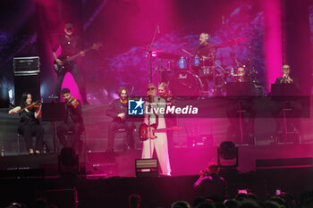 2024-10-19 - Italian singer Umberto Tozzi on stage during his ?L?Ultima notte rosa, the final tour? at Unipol Arena, Casalecchio (Bo), Italy, October 19, 2024 - photo Michele Nucci - UMBERTO TOZZI 