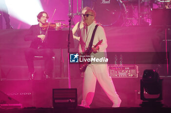 2024-10-19 - Italian singer Umberto Tozzi on stage during his ?L?Ultima notte rosa, the final tour? at Unipol Arena, Casalecchio (Bo), Italy, October 19, 2024 - photo Michele Nucci - UMBERTO TOZZI 