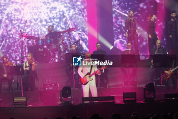 2024-10-19 - Italian singer Umberto Tozzi on stage during his ?L?Ultima notte rosa, the final tour? at Unipol Arena, Casalecchio (Bo), Italy, October 19, 2024 - photo Michele Nucci - UMBERTO TOZZI 