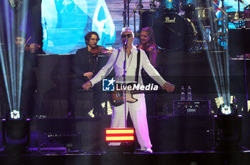 2024-10-19 - Italian singer Umberto Tozzi on stage during his “L’Ultima notte rosa, the final tour” at Unipol Arena, Casalecchio (Bo), Italy, October 19, 2024 - photo Michele Nucci - UMBERTO TOZZI 