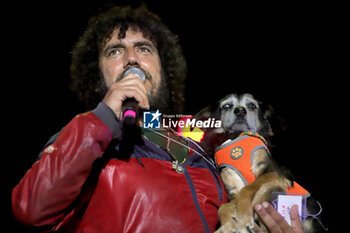 01/05/2024 - Andrea Rivera with his dog. - CONCERTO PRIMO MAGGIO A TARANTO - CONCERTI - FESTIVAL