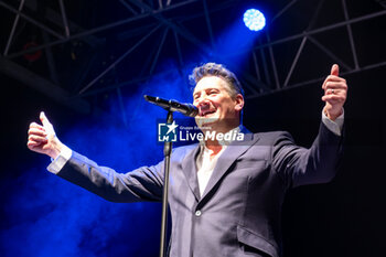 24/04/2024 - Tony Hadley, stage name of Anthony Patrick Hadley, sing on stage during his live performs for “Mad About You with The Fabulous TH Band European Tour” at PalaUnical Theatre on April 24, 2024 in Mantua, Italy. - TONY HADLEY - MAD ABOUT YOU WITH THE FABULOUS TH BAND - CONCERTI - CANTANTI E ARTISTI STRANIERI