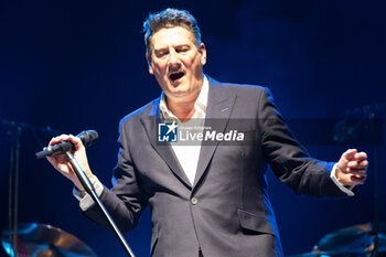 24/04/2024 - Tony Hadley, stage name of Anthony Patrick Hadley, sing on stage during his live performs for “Mad About You with The Fabulous TH Band European Tour” at PalaUnical Theatre on April 24, 2024 in Mantua, Italy. - TONY HADLEY - MAD ABOUT YOU WITH THE FABULOUS TH BAND - CONCERTI - CANTANTI E ARTISTI STRANIERI