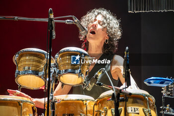 2024-04-24 - Lily Gonzales play the drums during her live performs for “Mad About You with The Fabulous TH Band European Tour” at PalaUnical Theatre on April 24, 2024 in Mantua, Italy. - TONY HADLEY - MAD ABOUT YOU WITH THE FABULOUS TH BAND - CONCERTS - SINGER AND ARTIST