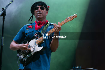 2024-07-08 - Tom Morello, stage name of Thomas Baptiste Morello, during his live performs at Villafranca Castle for his The Atlas Underground Fire World Tour 2024, on July 8, 2024 in Villafranca di Verona, Italy. - TOM MORELLO - THE ATLAS UNDEGROUND FIRE - CONCERTS - SINGER AND ARTIST