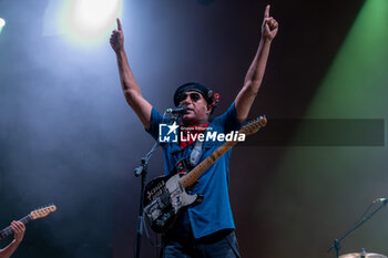 2024-07-08 - Tom Morello, stage name of Thomas Baptiste Morello, during his live performs at Villafranca Castle for his The Atlas Underground Fire World Tour 2024, on July 8, 2024 in Villafranca di Verona, Italy. - TOM MORELLO - THE ATLAS UNDEGROUND FIRE - CONCERTS - SINGER AND ARTIST