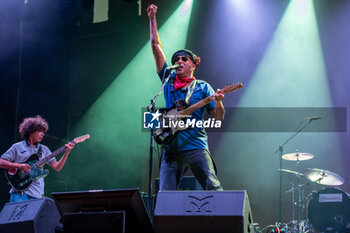 2024-07-08 - Tom Morello, stage name of Thomas Baptiste Morello, during his live performs at Villafranca Castle for his The Atlas Underground Fire World Tour 2024, on July 8, 2024 in Villafranca di Verona, Italy. - TOM MORELLO - THE ATLAS UNDEGROUND FIRE - CONCERTS - SINGER AND ARTIST