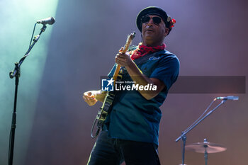 2024-07-08 - Tom Morello, stage name of Thomas Baptiste Morello, during his live performs at Villafranca Castle for his The Atlas Underground Fire World Tour 2024, on July 8, 2024 in Villafranca di Verona, Italy. - TOM MORELLO - THE ATLAS UNDEGROUND FIRE - CONCERTS - SINGER AND ARTIST