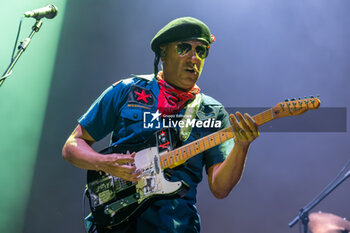 2024-07-08 - Tom Morello, stage name of Thomas Baptiste Morello, during his live performs at Villafranca Castle for his The Atlas Underground Fire World Tour 2024, on July 8, 2024 in Villafranca di Verona, Italy. - TOM MORELLO - THE ATLAS UNDEGROUND FIRE - CONCERTS - SINGER AND ARTIST