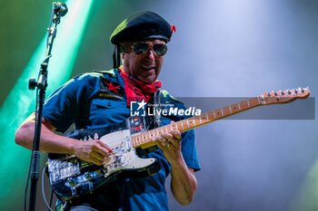 2024-07-08 - Tom Morello, stage name of Thomas Baptiste Morello, during his live performs at Villafranca Castle for his The Atlas Underground Fire World Tour 2024, on July 8, 2024 in Villafranca di Verona, Italy. - TOM MORELLO - THE ATLAS UNDEGROUND FIRE - CONCERTS - SINGER AND ARTIST