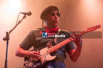 2024-07-08 - Tom Morello, stage name of Thomas Baptiste Morello, during his live performs at Villafranca Castle for his The Atlas Underground Fire World Tour 2024, on July 8, 2024 in Villafranca di Verona, Italy. - TOM MORELLO - THE ATLAS UNDEGROUND FIRE - CONCERTS - SINGER AND ARTIST