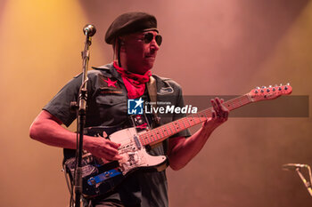 2024-07-08 - Tom Morello, stage name of Thomas Baptiste Morello, during his live performs at Villafranca Castle for his The Atlas Underground Fire World Tour 2024, on July 8, 2024 in Villafranca di Verona, Italy. - TOM MORELLO - THE ATLAS UNDEGROUND FIRE - CONCERTS - SINGER AND ARTIST