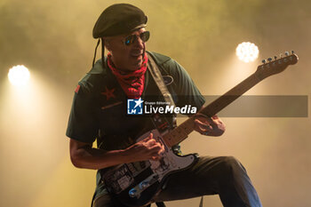 2024-07-08 - Tom Morello, stage name of Thomas Baptiste Morello, during his live performs at Villafranca Castle for his The Atlas Underground Fire World Tour 2024, on July 8, 2024 in Villafranca di Verona, Italy. - TOM MORELLO - THE ATLAS UNDEGROUND FIRE - CONCERTS - SINGER AND ARTIST