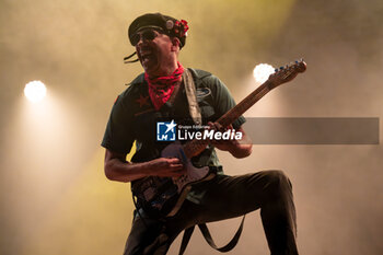 2024-07-08 - Tom Morello, stage name of Thomas Baptiste Morello, during his live performs at Villafranca Castle for his The Atlas Underground Fire World Tour 2024, on July 8, 2024 in Villafranca di Verona, Italy. - TOM MORELLO - THE ATLAS UNDEGROUND FIRE - CONCERTS - SINGER AND ARTIST