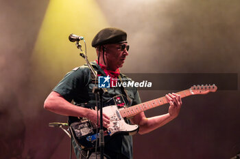 2024-07-08 - Tom Morello, stage name of Thomas Baptiste Morello, during his live performs at Villafranca Castle for his The Atlas Underground Fire World Tour 2024, on July 8, 2024 in Villafranca di Verona, Italy. - TOM MORELLO - THE ATLAS UNDEGROUND FIRE - CONCERTS - SINGER AND ARTIST