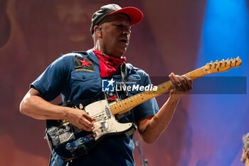 2024-07-08 - Tom Morello, stage name of Thomas Baptiste Morello, during his live performs at Villafranca Castle for his The Atlas Underground Fire World Tour 2024, on July 8, 2024 in Villafranca di Verona, Italy. - TOM MORELLO - THE ATLAS UNDEGROUND FIRE - CONCERTS - SINGER AND ARTIST