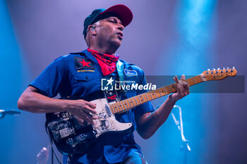 2024-07-08 - Tom Morello, stage name of Thomas Baptiste Morello, during his live performs at Villafranca Castle for his The Atlas Underground Fire World Tour 2024, on July 8, 2024 in Villafranca di Verona, Italy. - TOM MORELLO - THE ATLAS UNDEGROUND FIRE - CONCERTS - SINGER AND ARTIST